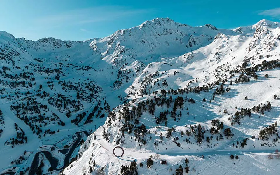 Estacion de ordino arcalis con hasta 3 metros de nieve